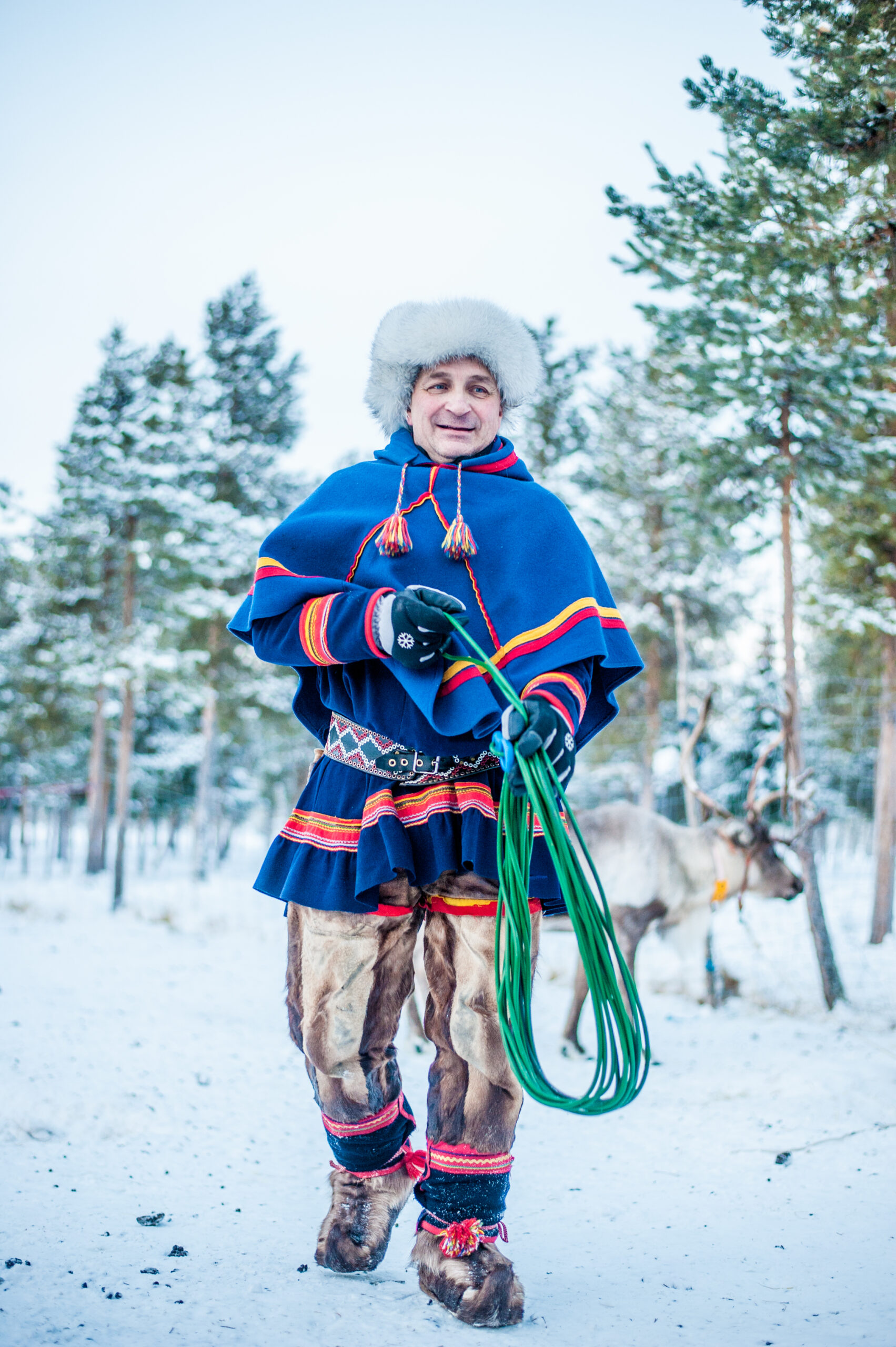 en man i samiska kläder och lasso